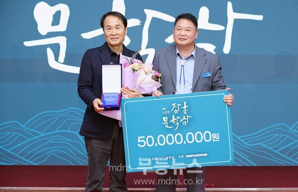 왼쪽 이승우작가 오른쪽 노영환부군수/장흥군 제공