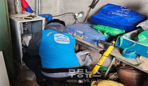 한파 대비 보일러를 점검하고 있는 우리동래 복지기동대 (전남도 제공)