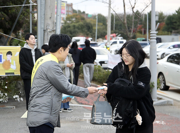 김대중 전남교육감이 13일 오전 75지구 제7시험장인 순천복성고등학교 교문에서 수험생들에게 핫팩을 전하며 격려하고 있다. (전남도교육청 제공)