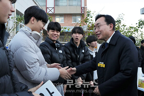 윤병태 시장(오른쪽)이 선배들을 응원하기 위해 나온 학생들을 격려하고 있다. (나주시 제공)