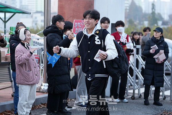 2026학년도 대학수학능력시험을 치르는 수험생이 두 손을 불끈쥐며 입장하고 있다.(사진 제공-나주시)