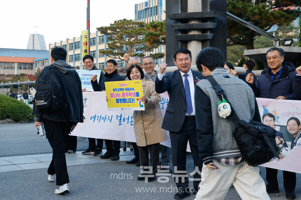 이정선 광주시교육감은 대학수학능력시험이 치러지는 13일 시험장으로 들어가는 수험생들을 격려했다. /광주시교육청 제공