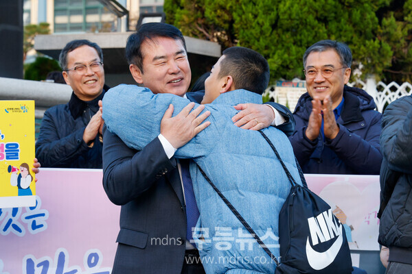 이정선 광주시교육감은 대학수학능력시험이 치러지는 13일 시험장으로 들어가는 수험생들을 격려했다. /광주시교육청 제공