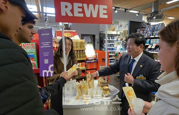 공영민 고흥군수가 11월 12일 독일 베를린 시내 주요 유통매장에서 열린 판촉행사에서 현지 소비자들에게 유자에이드와 유자차를 시음용으로 나눠주며 홍보하고 있다./고흥군 제공