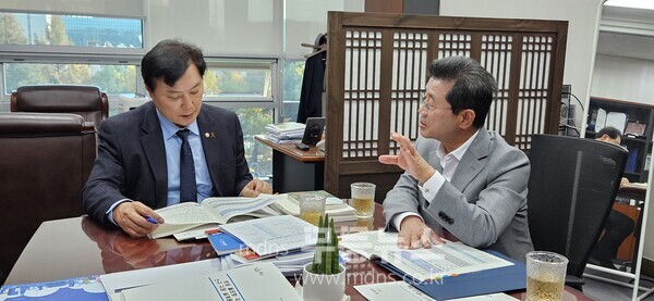 정인화 광양시장, 국비 확보 및 현안 사업 건의 위해 국회 방문 -( 왼쪽조계원 의원)