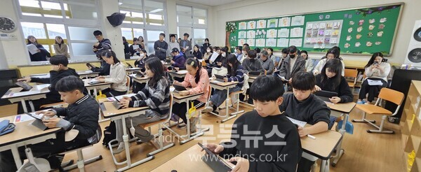 12일 순천남초에서 ‘순천의 생태를 소개하는 디지털 게임’을 주제로 한 실과 수업이 진행되고 있다. (전남도교육청 제공)