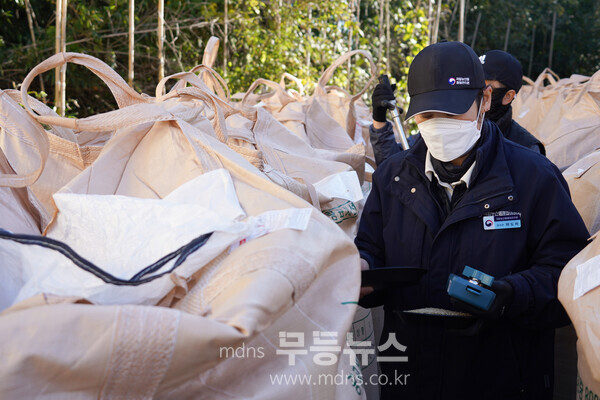 국립농산물품질관리원 관계자가 공공비축미 매입 현장에서 품질 검사를 진행하고 있다. (나주시 제공)