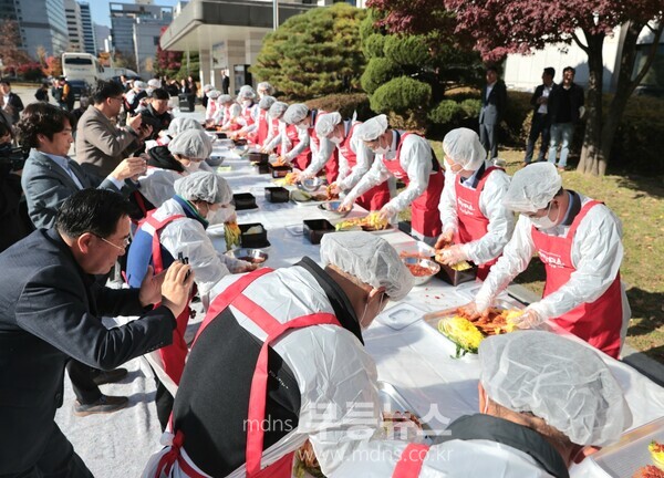 해남군이 명품 해남배추의 수도권 홍보에 나서/해남군 제공_안양시 김장담기 행사 