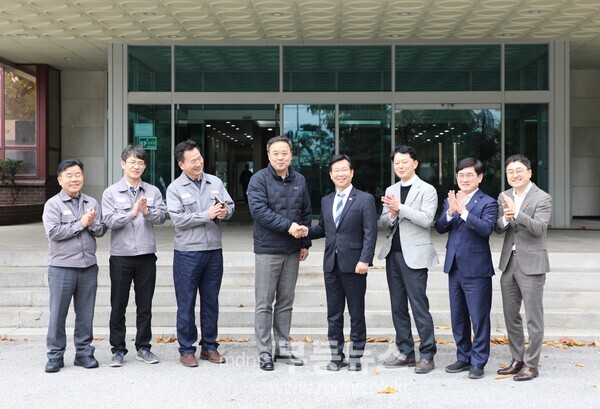 광산구가 17일 금호타이어 광주공장을 방문해 생산 재개에 대한 환영 입장을 전달하고, 협력 방안을 논의했다./광산구 제공