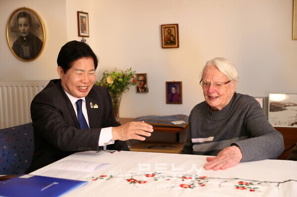 공영민 고흥군수가 오스트리아에서 마리안느 스퇴거를 만나 감사의 뜻을 전하며 담소를 나누고 있다./고흥군 제공