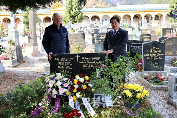 공영민 고흥군수가 오스트리아 현지에서 고(故) 마가렛 피사렉의 남동생 노베르트 씨와 함께 마가렛 피사렉의 묘지를 찾아 추모하고 있다./고흥군 제공