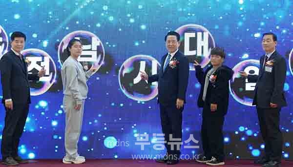 김영록 전라남도지사가 17일 순천 팔마체육관에서 열린 ‘2025 전라남도 장애인 일자리박람회’에 참석해 주요내빈들과 퍼포먼스를 하고 있다.