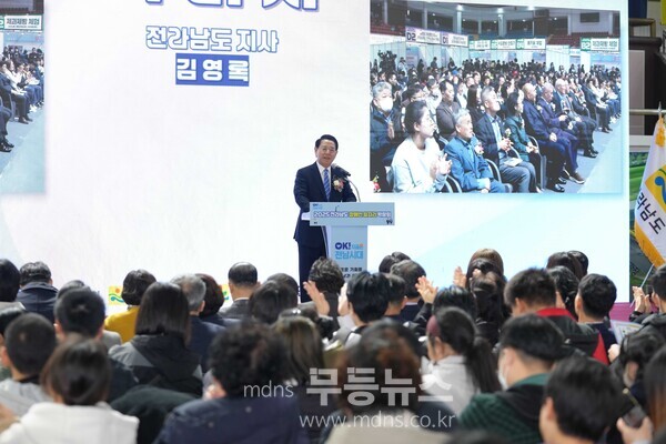 김영록 전라남도지사가 17일 순천 팔마체육관에서 열린 ‘2025 전라남도 장애인 일자리박람회’에 참석해 부스를 둘러보며 구직자들을 격려하고 있다.