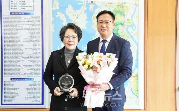 서순희 회장(좌), 조석훈 권한대행(우)