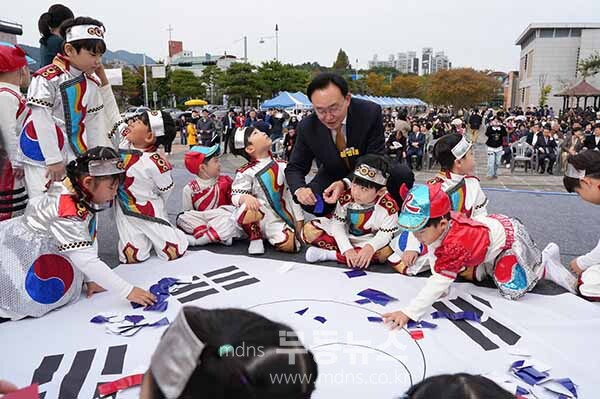 윤병태 나주시장이 10월 30일 나주학생독립운동의 정신을 되새기는 '제4회 나주시 태극기 거리 축제'에 참가해 어린이들과 함께 태극기 만들기 체험을 하고 있다. (전체사진 / 나주시 제공)