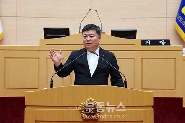 전남 국립통합대학교 및 의과대학 설립 촉구 건의안 제안설명을 하고 있는 정영균 전남도의원 (전남도의회 제공)