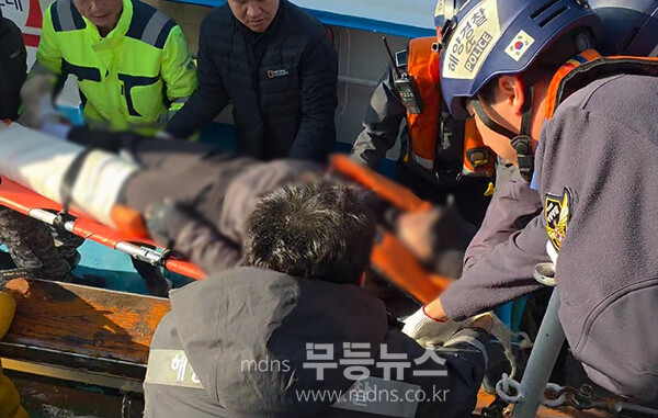 갯바위에서 추락한 요 구조자를 이송하고 있는 여수해경 (여수해경 제공)