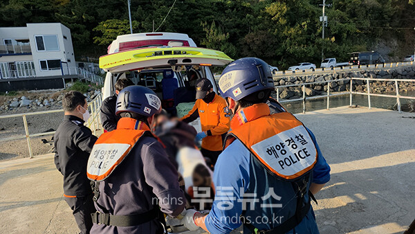 갯바위에서 추락한 요 구조자를 이송하고 있는 여수해경 (여수해경 제공)