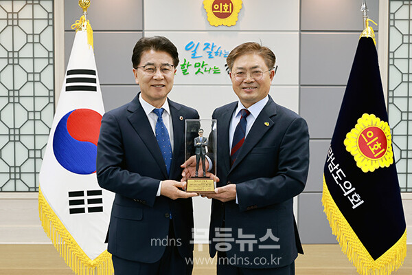 수상 후 기념촬영 (전남도의회 제공)