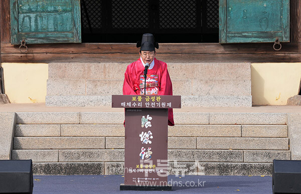 윤병태 시장이 안전기원제에 참석해 기념사를 하고 있다.