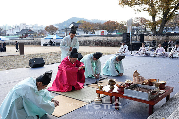 윤병태 시장이 140여 년 만에 진행하는 해체 수리의 안전한 진행을 기원하며 전통 고유례를 진행하고 있다