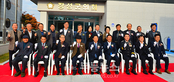 19일 열린 전남 장성군의회 신청사 개청식 , 현판식 후 기념촬영 (사진촬영 / 조경륜)