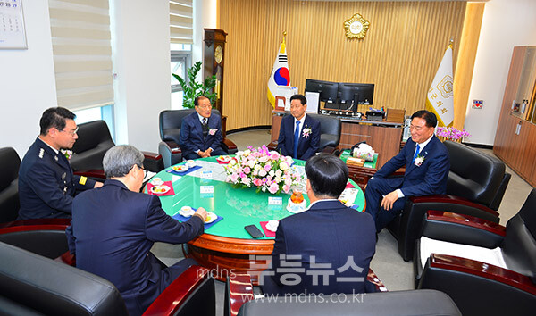 19일 열린 전남 장성군의회 신청사 개청식 / 식전 환담( (사진촬영 / 조경륜)