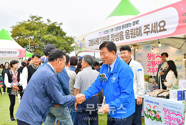 고향사랄 기부 제도를 홍보하고 있는 김한종 장성군수 (장성군 제공)