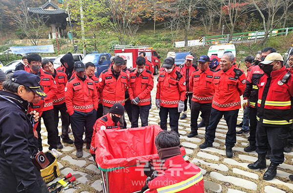 나주시 산불 전문 예방진화대원들이 산불 대응력을 높이기 위해 산불 예방 및 진화 교육을 하고 있다. (사진 제공-나주시)