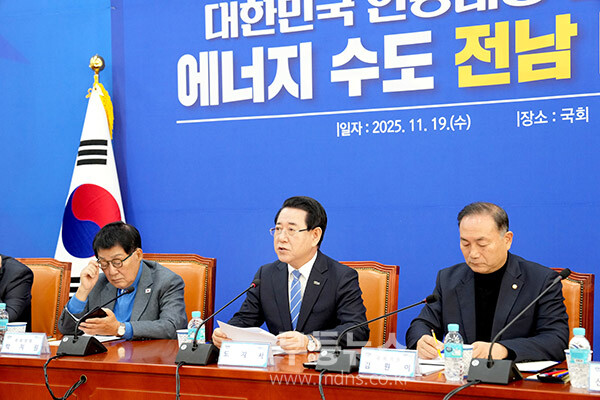 김영록 전라남도지사가 19일 서울 국회 소통관에서 안도걸 국회의원 등 광주광역시 국회의원들과 ‘인공태양 연구시설 나주 유치 촉구’를 위한 공동결의를 하고 있다.