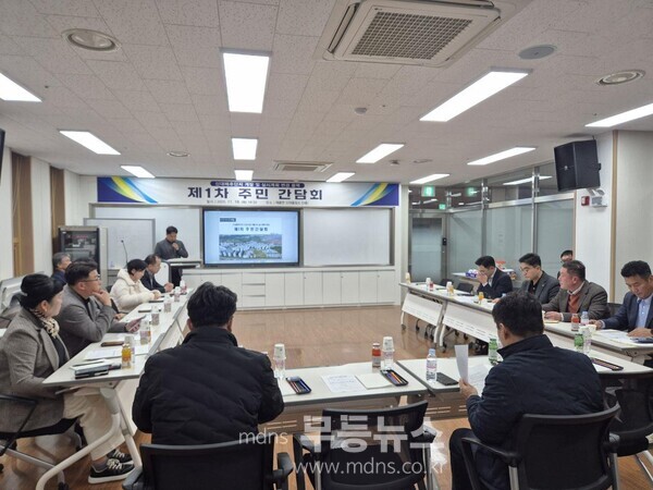 18일 해룡면 신대 출장소에서 _신대배후단지 개발 및 실시계획 변경 용역_ 1차 주민간담회를 개최/순천시 제공