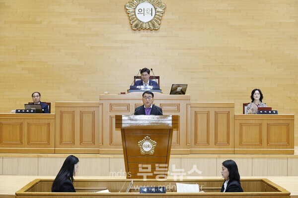 19일, 제332회 신안군의회 제2차 정례회에서 시정연설 중인 김대인 신안군수 권한대행/신안군 제공