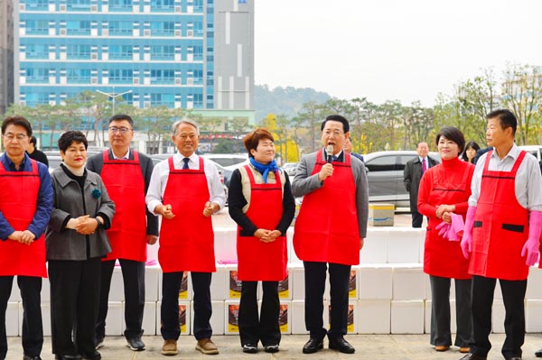11년째 김장김치 나눔행사를 하고 있는 한여농 전남연합회  / 인사말을 하고 있는 김영록 전남도지사(사진촬영 / 조경륜