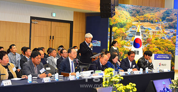 해남군청에서 열린 김영록 전남도지사의 정책비전투어 / 건의사항을  전하고 있는 해남군민 (사진촬영 / 조경륜)