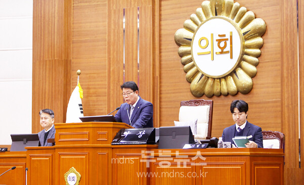 회의를 주재하고 있는 이재남 나주시의회 의장 (나주시의회 제공)