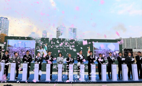 강기정 광주광역시장이 20일 오후 북구 옛 전방·일신방직 부지에서 열린 '더현대 광주 착공식'에 참석해 축하 발파 퍼포먼스를 하고 있다. /사진=유진석 기자