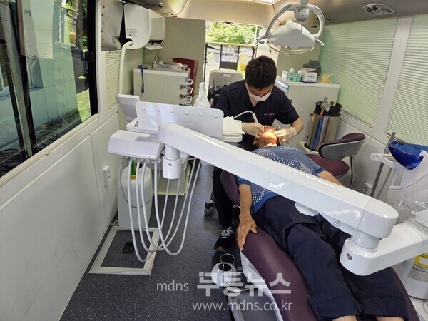 치과 진료 장면/신안군 제공