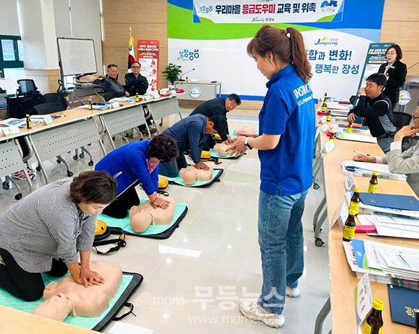 3분의 기적 심폐소생술 체험을 하고 있는 군민들 (장성군 제공)