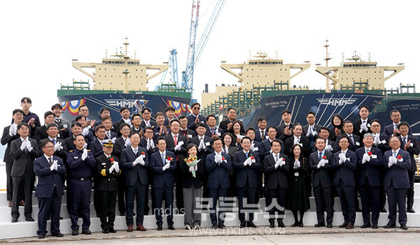 메탄올 이중연료추진 컨테이너 운반선인 HMM사의 ‘클로버(CLOVER)호’ 명명식 행사가 20일 영암 삼호읍 HD 현대삼호에서 열린 가운데 김영록 전남도지사, 전재수 해양수산부장관, 최원혁 HMM 대표이사, 김재을 HD현대삼호 사장 등 주요 내빈과 기념촬영을 하고 있다. (전남도 제공)