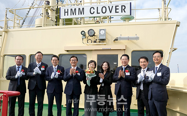 메탄올 이중연료추진 컨테이너 운반선인 HMM사의 ‘클로버(CLOVER)호’ 명명식 행사가 20일 영암군 삼호읍 HD 현대삼호에서 열린 가운데 김영록 전라남도지사, 전재수 해양수산부장관, 최원혁 HMM 대표이사, 김재을 HD현대삼호 사장 등 주요 내빈들이 명명식을 하고 있다.