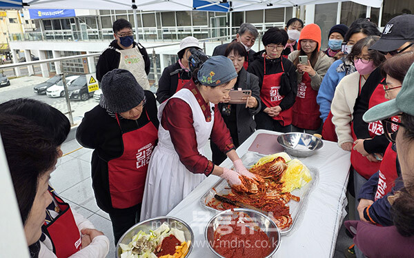김장을 담그고 있는 기ㅏㅁ장 한마당 행사 (전남도 제공)
