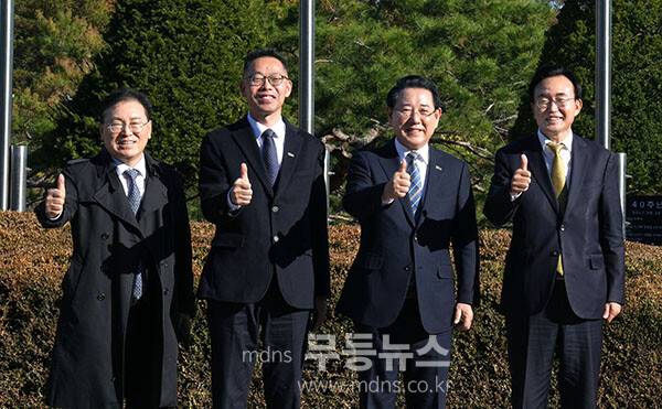 김영록 전라남도지사가 21일 대전 한국연구재단에서 열린 ‘인공태양(핵융합) 연구시설 부지 공모 발표 평가에서 직접 발표자로 나서 강력한 유치 의지와 자신감을 피력한 후 전남도, 나주시 등 관계자와 기념촬영을 하고 있다. (전남도 제공)