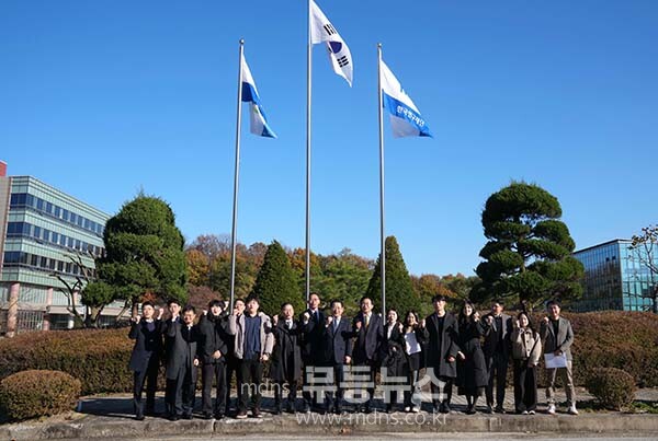김영록 전라남도지사가 21일 대전 한국연구재단에서 열린 ‘인공태양(핵융합) 연구시설 부지 공모 발표 평가에서 직접 발표자로 나서 강력한 유치 의지와 자신감을 피력한 후 전남도, 나주시 등 관계자와 기념촬영을 하고 있다. (전남도 제공)