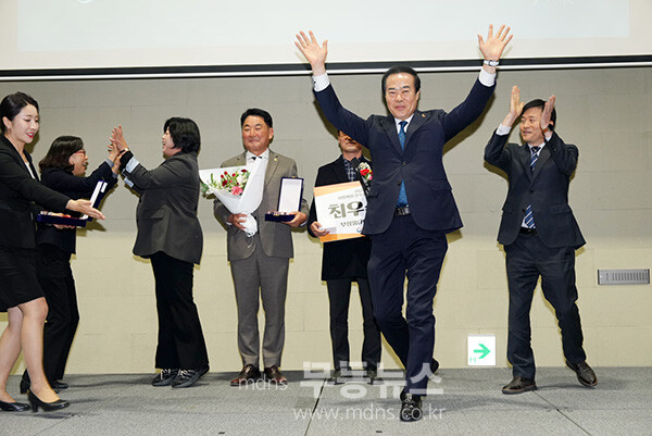 수상의 기쁨을 몸으로 표현한 홍기월 광주시의원 (광주시의회 제공)