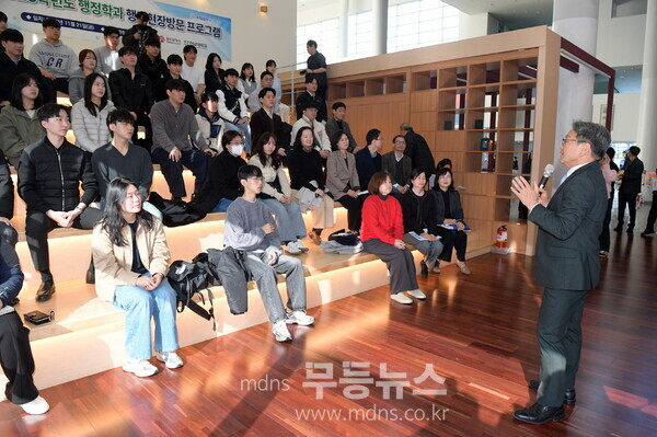 강기정 광주광역시장이 21일 시청 1층 시민홀에서 '행정현장 탐방 및 멘토링 프로그램'에 참여한 전남대학교 행정학과 학생 40명과 만나 '행정현장에서 배우는 공직자의 역할과 현장소통의 중요성'을 주제로 소통하고 있다. /광주광역시 제공