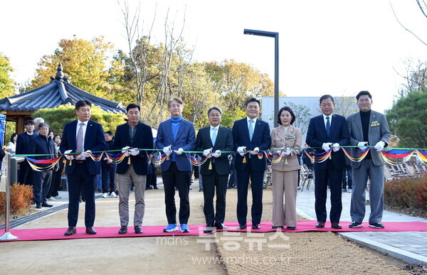 강기정 광주광역시장이 21일 서구 백석산 일원에서 열린 '마륵근린공원 개장식'에 참여해 참석자들과 테이프 절단을 하고 있다. /광주광역시 제공