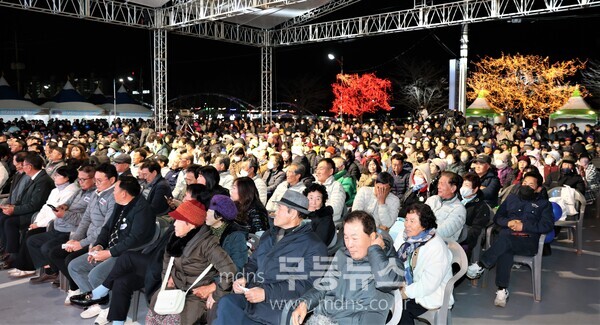 관광객들과 주민 등이 벌교꼬막축제 개막식 행사장을 가득 메웠다./사진 유진석 기자