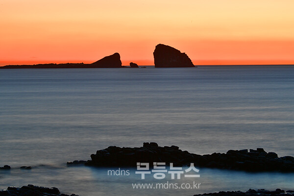 제주에서 촬영한 장노출 / 형제섬의 여명  / 11월 14일 촬영 (사진촬영 / 사진작가 조경륜)