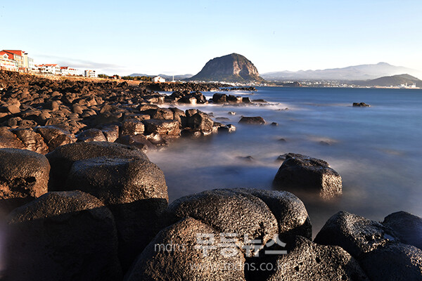 제주에서 촬영한 장노출 / 산방산 앞 해변 (사진촬영 / 사진작가 조경륜)