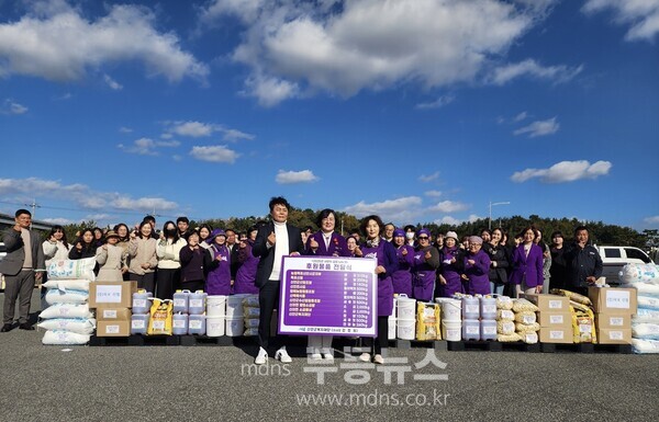 김장재료 후원 물품 전달 후 기념 촬영을 하고 있다./신안군 제공